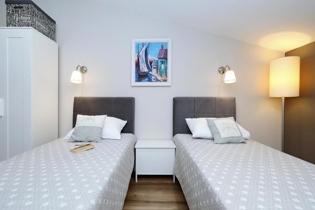 Apartments "Villa Antisin" With Heated Pool Zadar Exteriör bild
