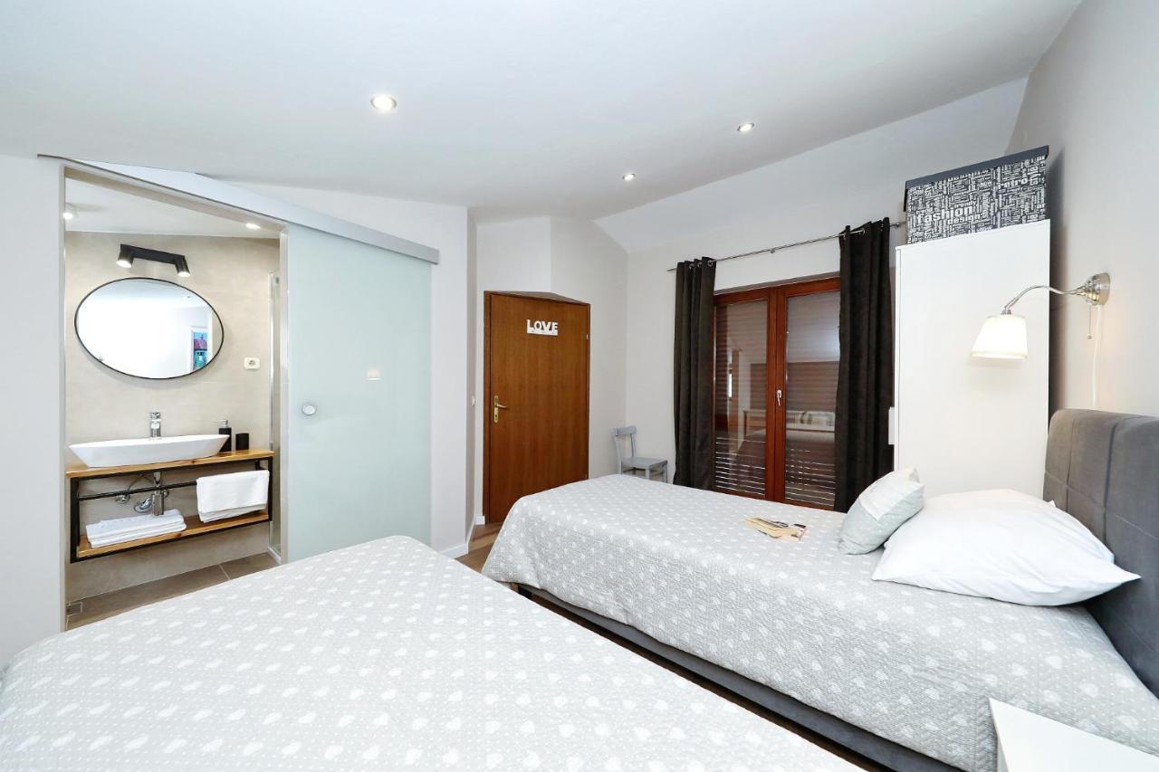 Apartments "Villa Antisin" With Heated Pool Zadar Exteriör bild