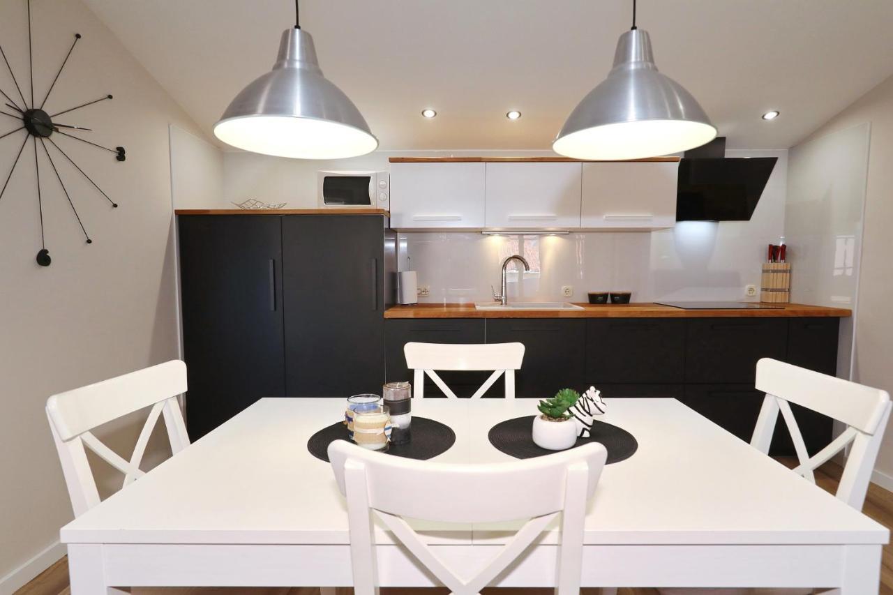Apartments "Villa Antisin" With Heated Pool Zadar Exteriör bild